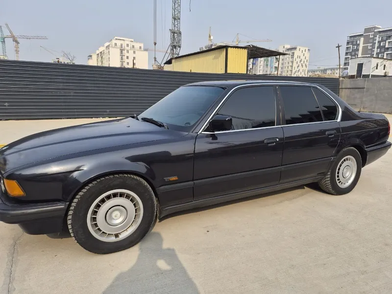 BMW в отличном состоянии, бензин 2
