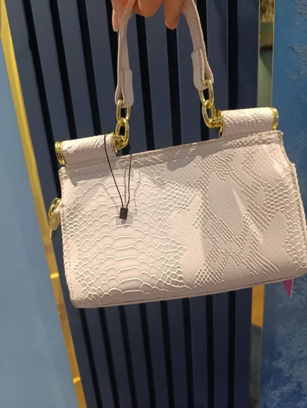 Недорого!Компактная и удобная сумочка Dolce Gabanna 6