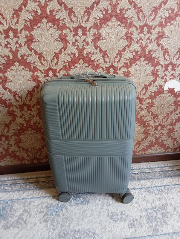 Продаю новый чемодан