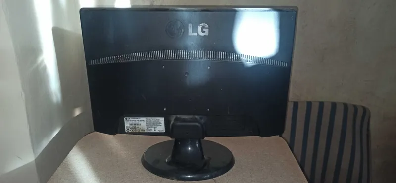 Монитор - LG 24 Дюйма — фото 1