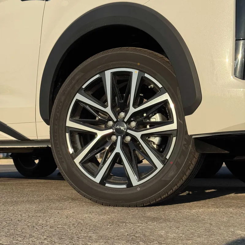 TRACKER puliga yangi inomarka JAC JS8 luxe 5
