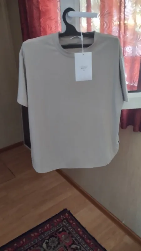 продам две футболки женские