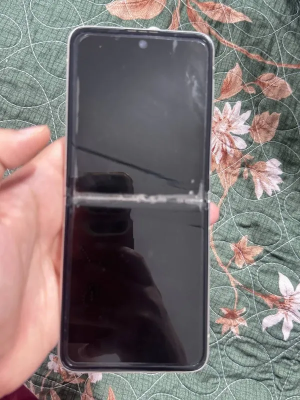 Samsung Galaxy Z Flip 3 ustidagi laminatsiya