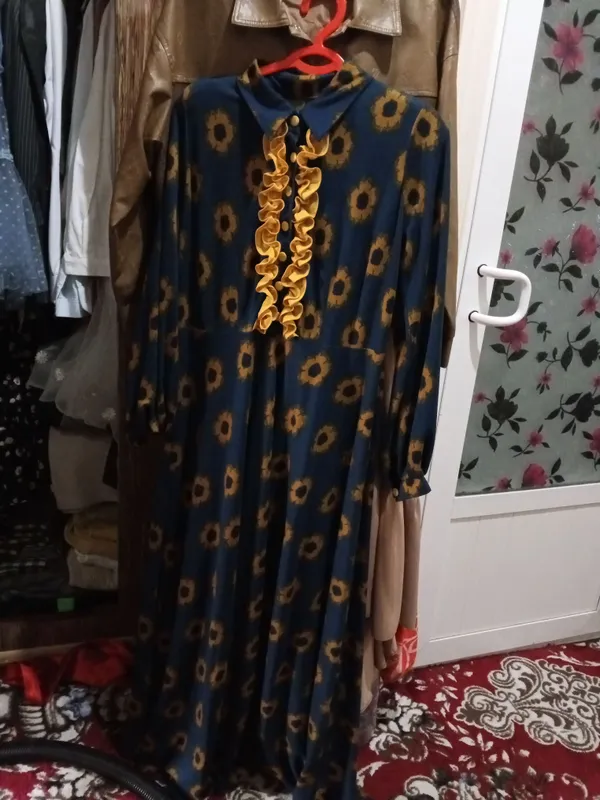 ayollar kiyimlari, yangi va kiyinganlar mavjud,