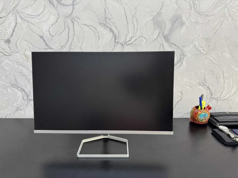 HP monitor M24f Full HD IPS — qutisi bilan, ideal holatda