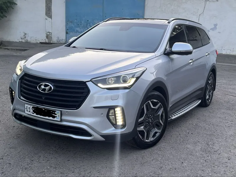 Hyundai Grand SantaFe Limited 2017 4 Hyundai Grand SantaFe Limited 2017 4