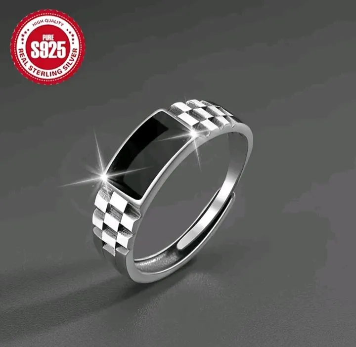 Продам серебряное кольцо 925 пробы.