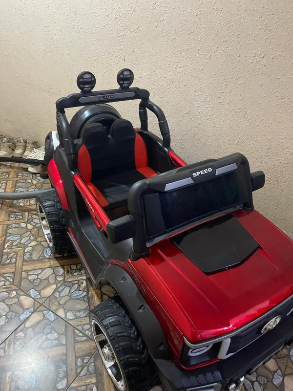 Bolalar uchun pultli moshina