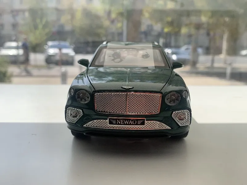 Modelka Bentley Bentyaga 1:24 6