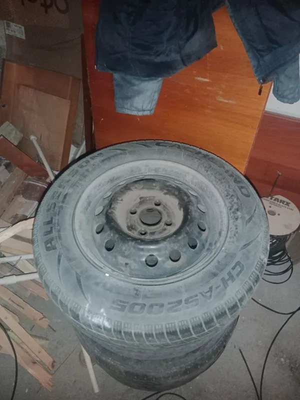 Balon yengil avtomabillar uchun doskasi bilan Balon yengil avtomabillar uchun doskasi bilan