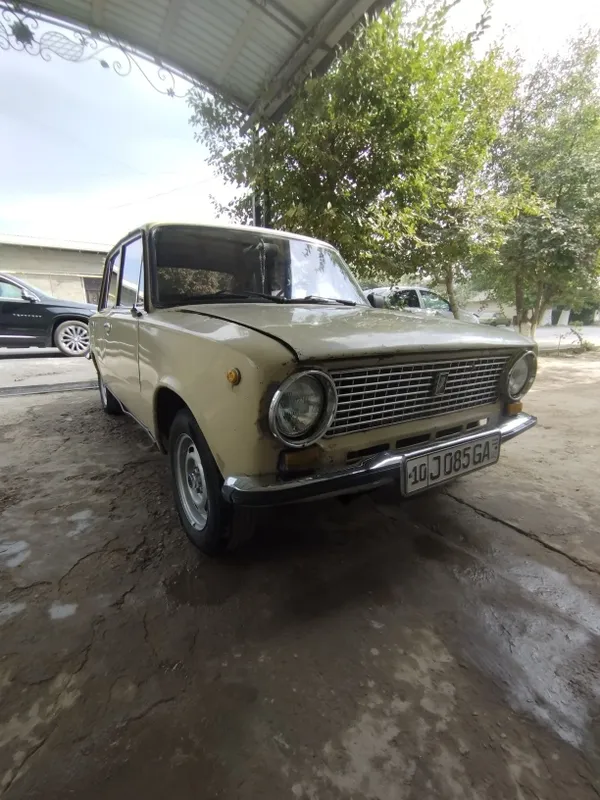 Vaz 21011 sotladi