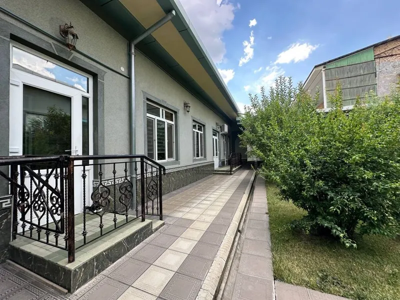Юнусобод район Гвардейский 6 сотих участка 3