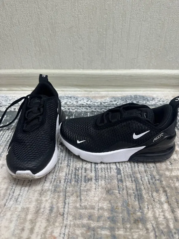 Фирменные Nike air270 пару раз одели, как новые.