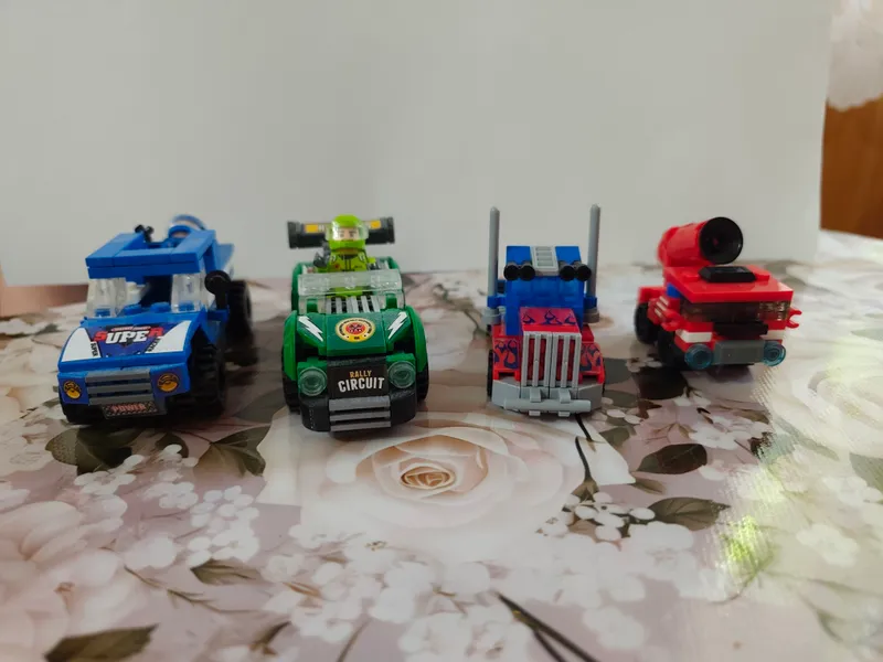 Yangi LEGO mashinkalar, yig‘ilgan. Narxi hammasi uchun 2 Yangi LEGO mashinkalar, yig‘ilgan. Narxi hammasi uchun 2