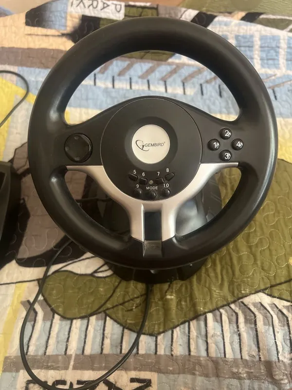 Продается игровой руль для пк с пидалями состояние отличное срочно!