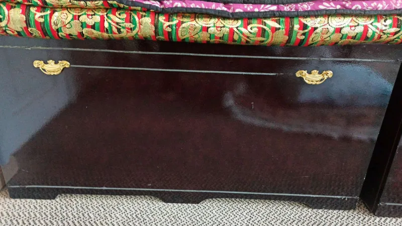 Divan, 2 ta kreslo, 1 ta sandiq 4 Divan, 2 ta kreslo, 1 ta sandiq 4