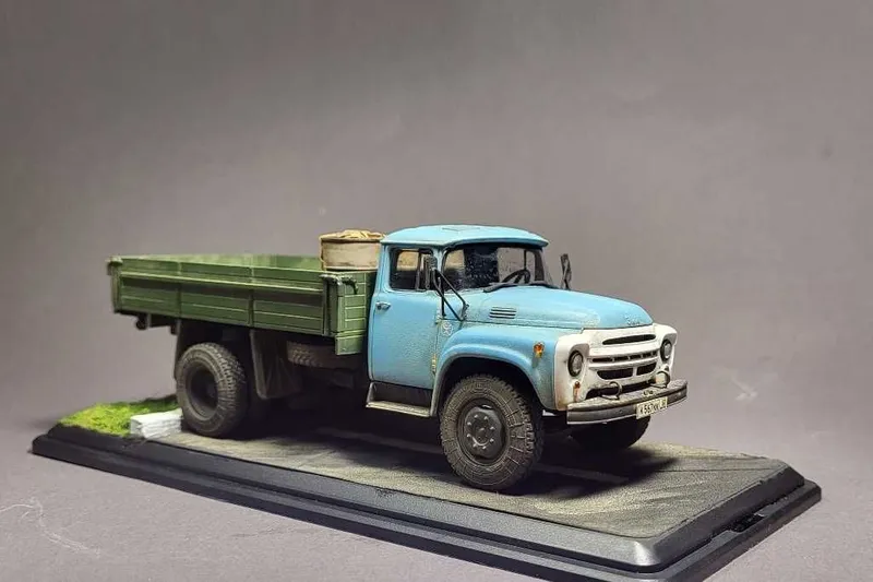 Сборная модель грузовика ЗиЛ-130 масштаб 1:43 AVD — фото 2