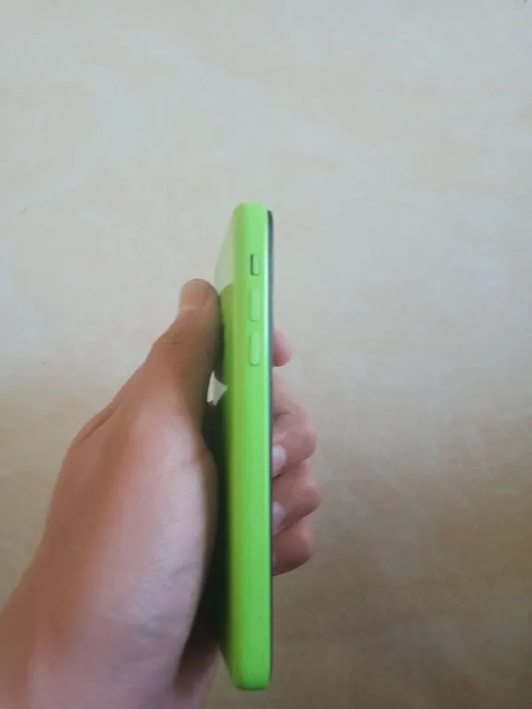 iPhone 5c срочно продаётся 4 iPhone 5c срочно продаётся 4