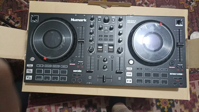 Numark.Mixtrack platinum FX. пульт DJ