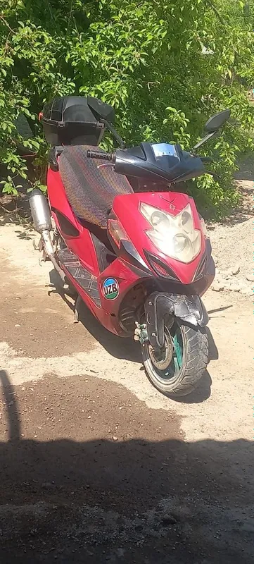 Skuter sotiladi holati yaxshi 1 Skuter sotiladi holati yaxshi 1