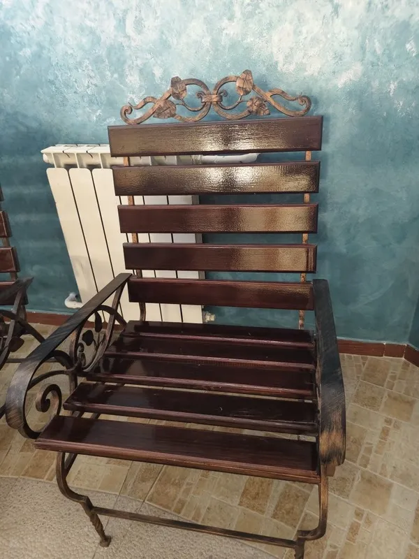 Продаётся набор мебели скамейка и кркслаиз ковки и дерева — фото 1