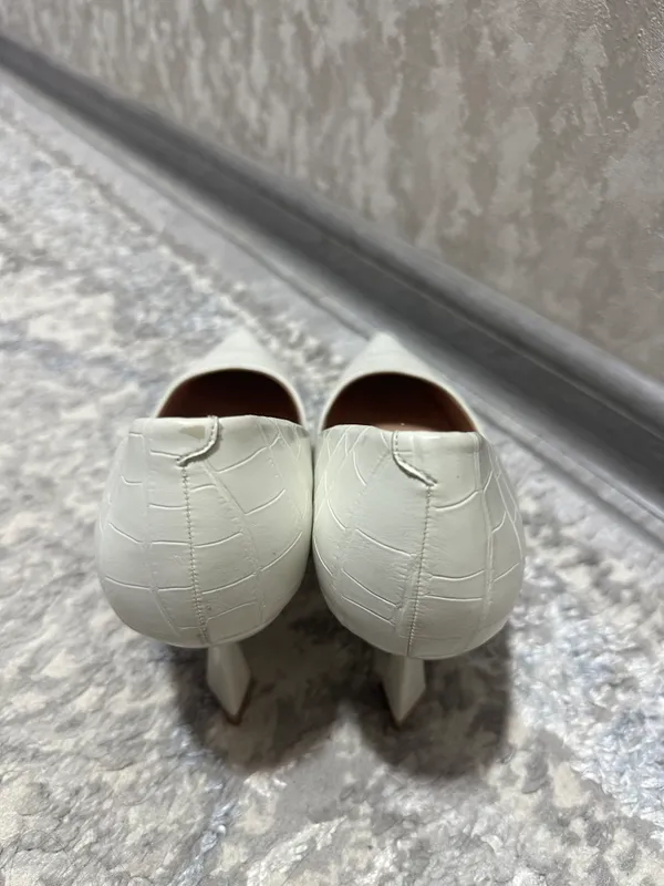 Xitoy oq tufli Razmer 39 1 Xitoy oq tufli Razmer 39 1
