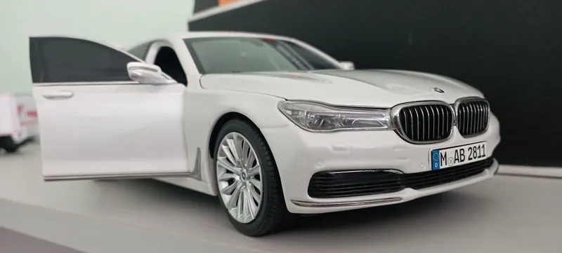 БМВ 7 серия 1:18 железный
