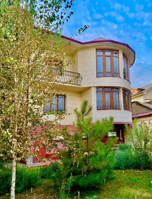 Продам дом на участке(4 сотки) в М-Улугбекском районе.