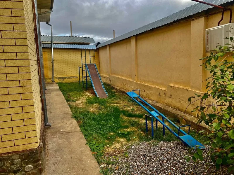 Ozodboshda srochna 9 sotixli 6 xonali dacha sotamiza.
