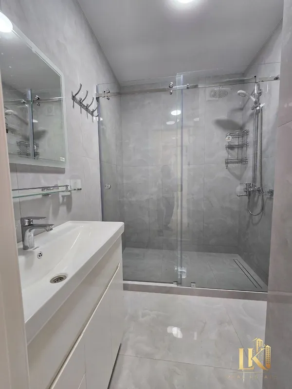 Yangi, ozoda ta’mirli keng 3 xonali kvartira sotiladi, 74 m² (1/9), g‘ishtli uy 5