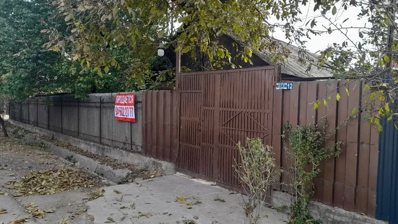 Продается дом с шикарной локацией,частично остаётся мебель. Продается дом с шикарной локацией,частично остаётся мебель.