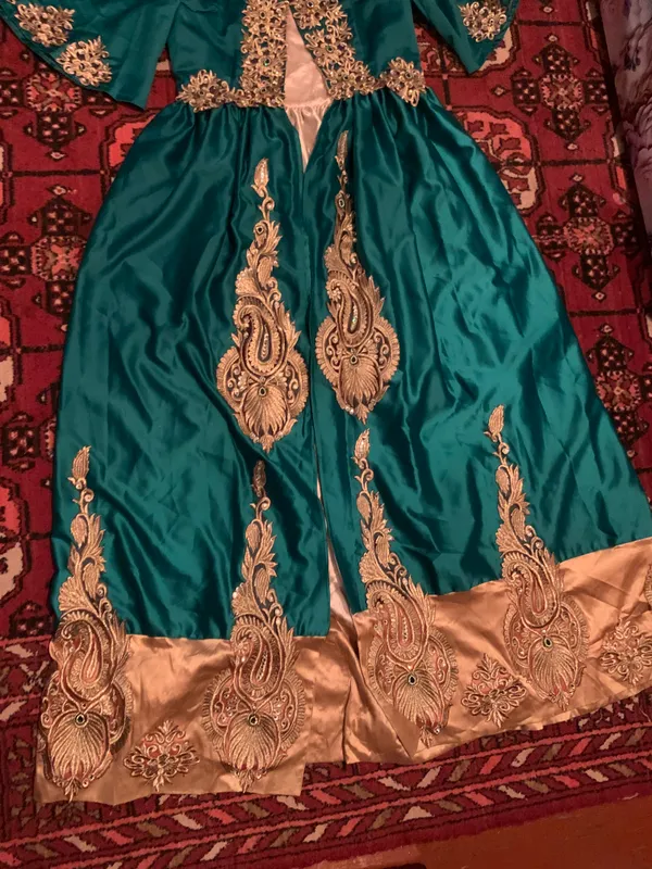 Носили на свадьбе 3 часа. Материал: атлас