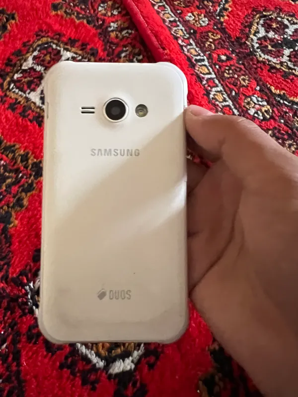 Samsung j1 oq rang ekran ishlamaydi