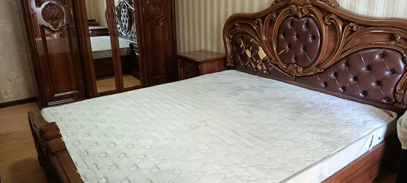продается кровать, комод, с тумбами и шкафом — фото 4