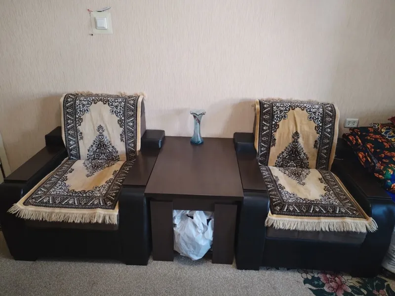 2 Кресла большие и журнальный столик. Б. У