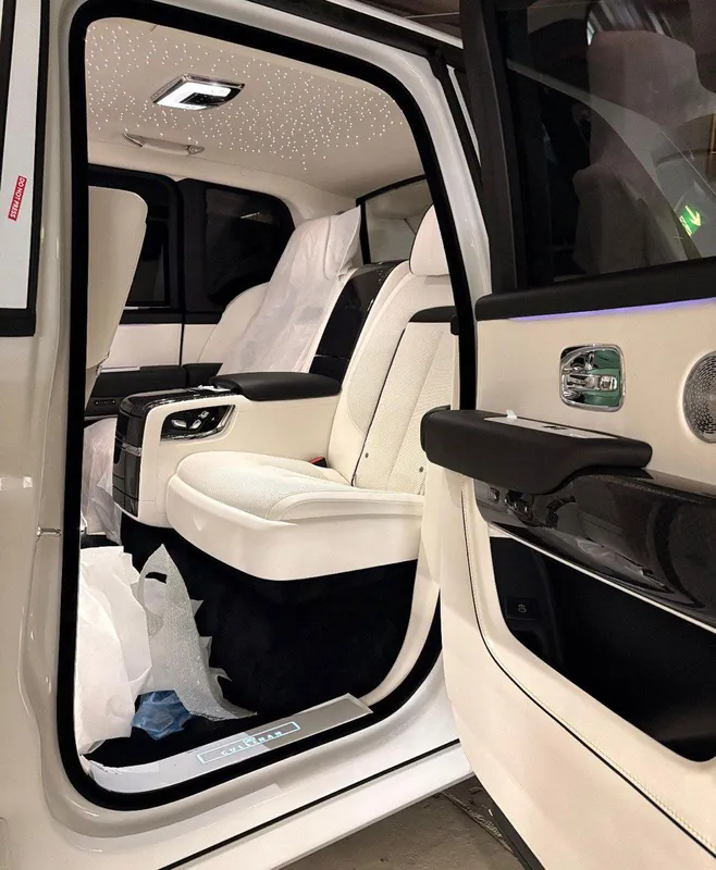 Rolls Royce Cullinan Black Badge White MY2026 — фото 5
