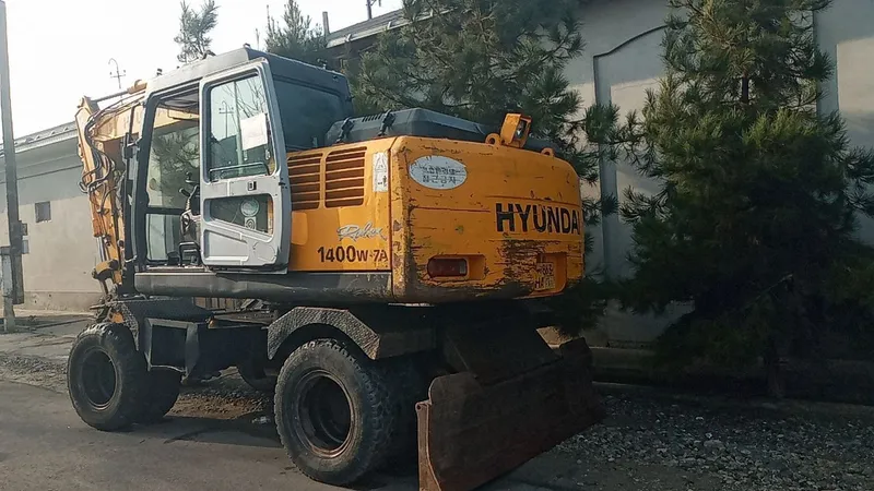 Srochni ekskovator sotiladi. 2009yil, holati aʼlo. 2 Srochni ekskovator sotiladi. 2009yil, holati aʼlo. 2