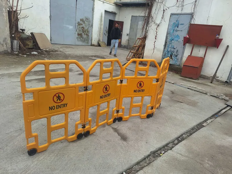 Жёлтые переносные ограждения “No Entry” / дорожные барьеры, пластиков — фото 1