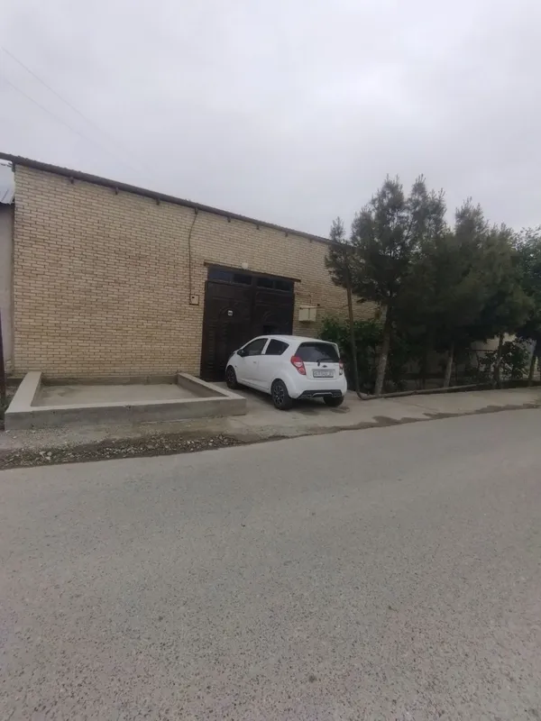 Uchastka sotiladi 5.5 sotix 4 ta xonadan iborat manzil 5 mikrorayon