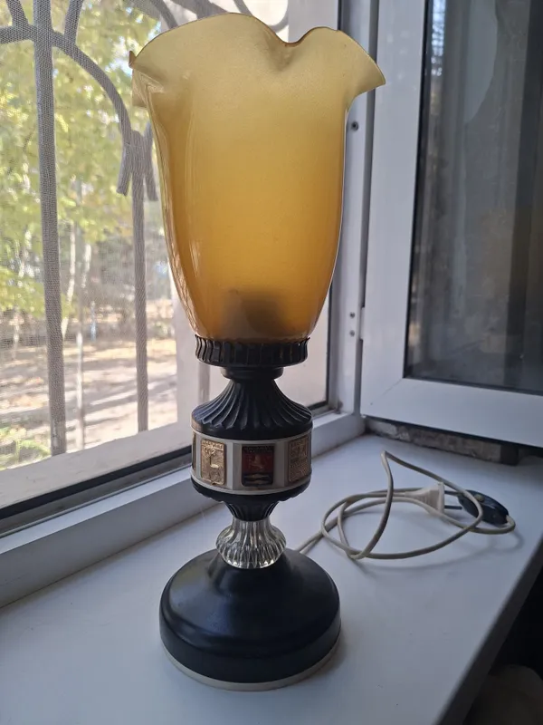 Продам настольную лампу