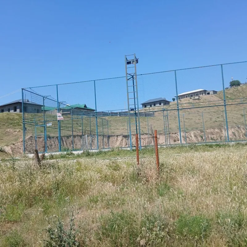 Нотурар ер участкаси 2та уй қурилган мини стадион майдончаси — фото 2