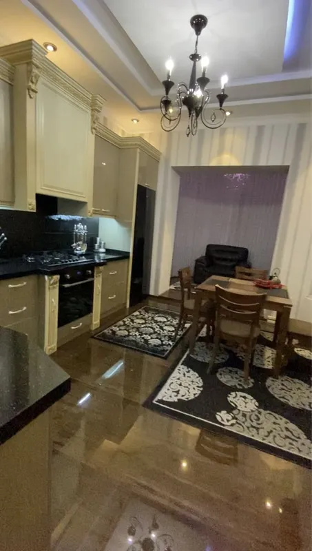 Продаётся просторная 4-комнатная квартира с ремонтом, с мансардой 100м², 2 санузлами, 2 парковочными местами, в банковском доме на Чехова 3