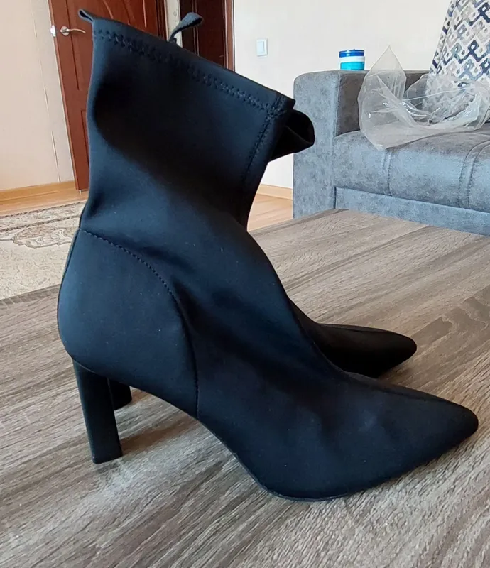 Новые ботинки фирмы Stradivarius размер 40.