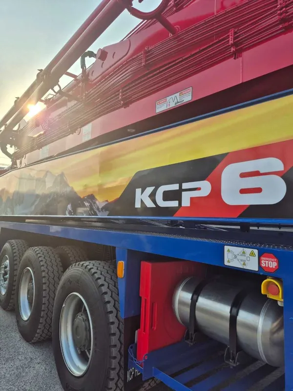 Автобетононасос KCP 60 метров на шасси HOWO SITRAK 10х4 — фото 7