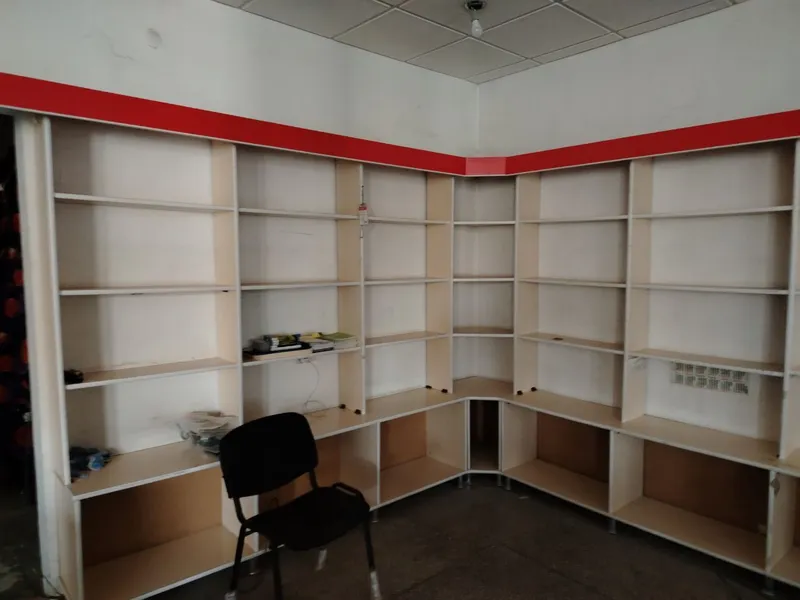 yegulik quyish uchun javon magazinniki