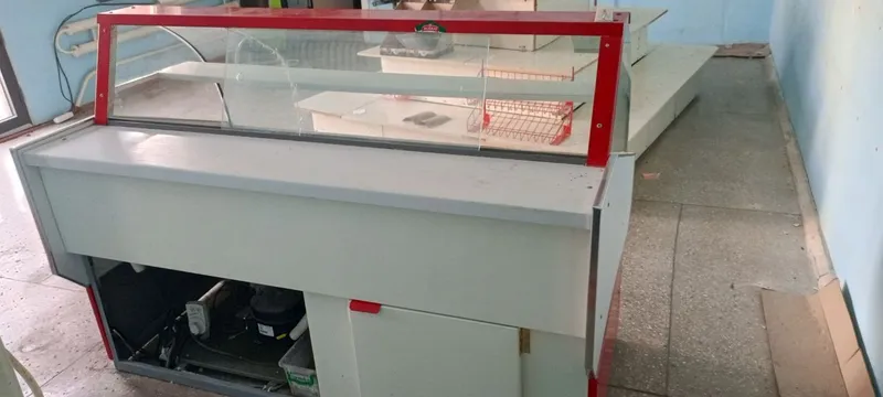 Vitrina xolodilnik