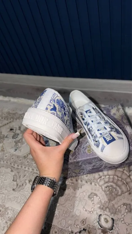 Dior krossovka yengi kichkina keldi 1 Dior krossovka yengi kichkina keldi 1