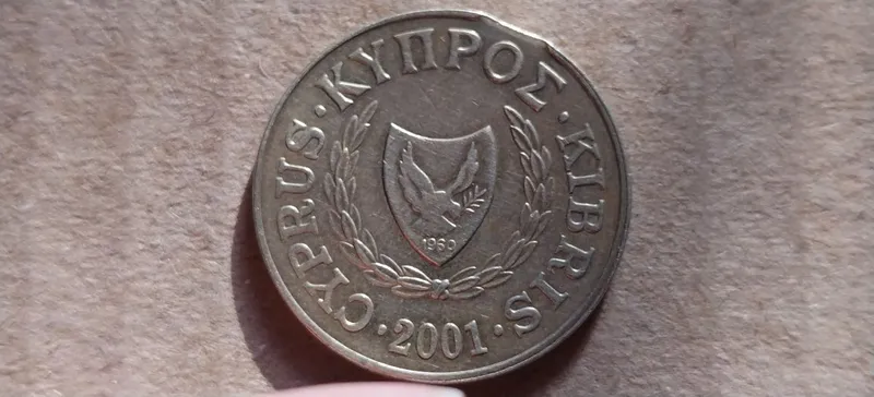 Продаётся монета Кипр с номиналом в 20, 2001 года с откусанным гуртом — фото 1