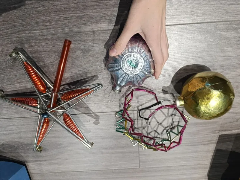 Старинные новогодние игрушки,корона,звезда и большие шары — фото 1
