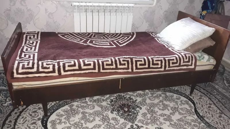 охир, диван, кормушка